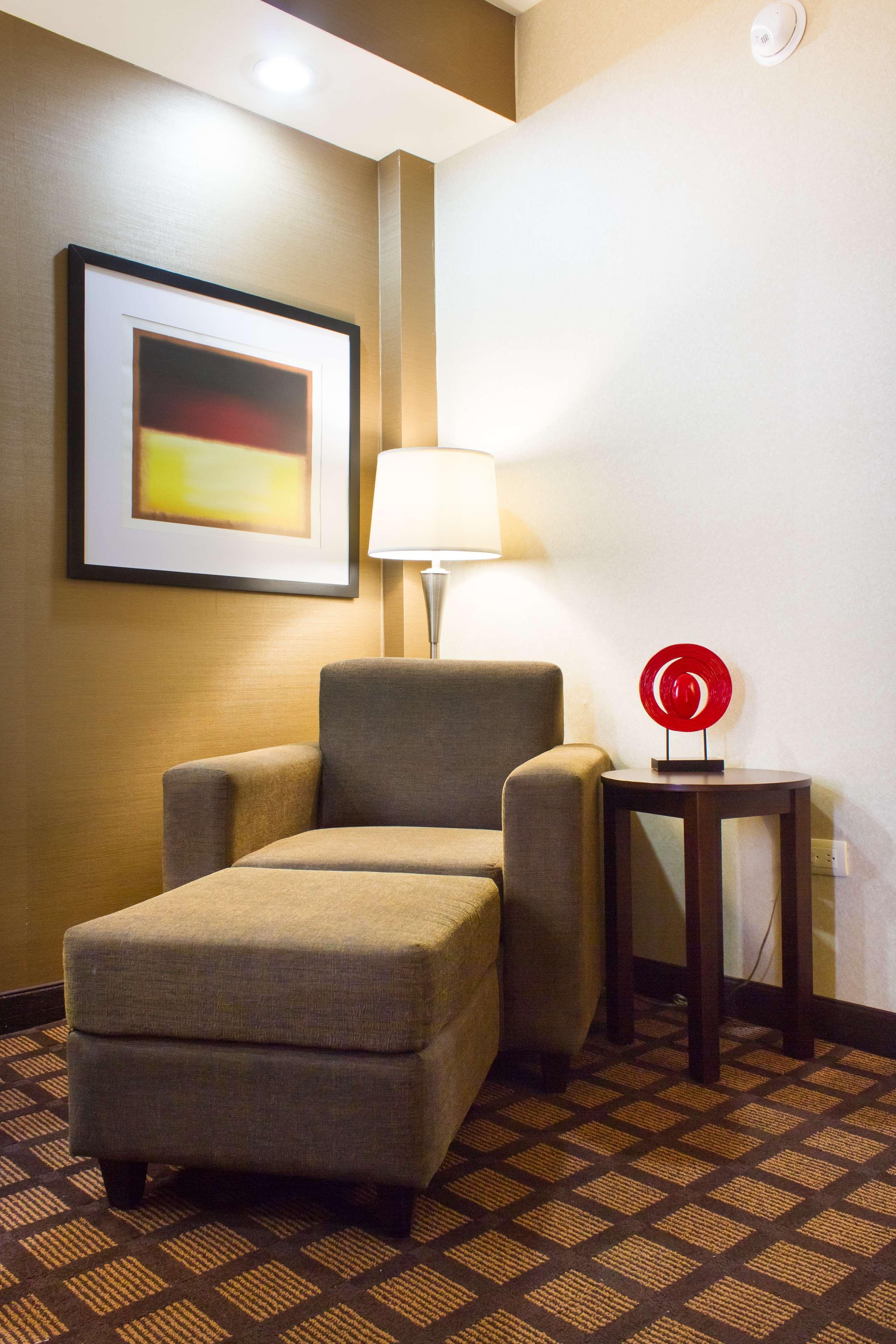 Best Western Premier Monterrey Aeropuerto Apodaca Zewnętrze zdjęcie A lamp on a side table