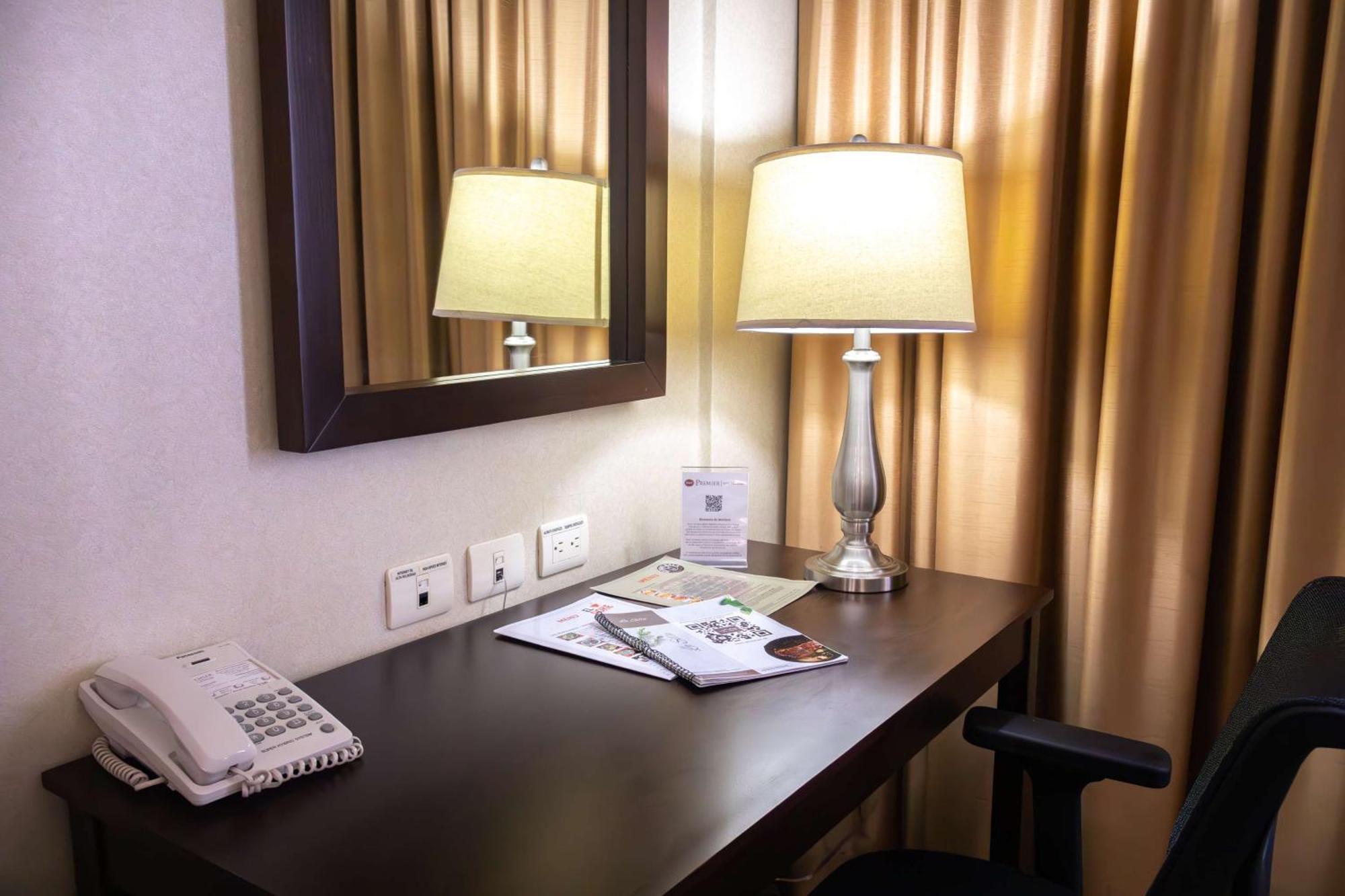 Best Western Premier Monterrey Aeropuerto Apodaca Zewnętrze zdjęcie A work desk in a hotel room