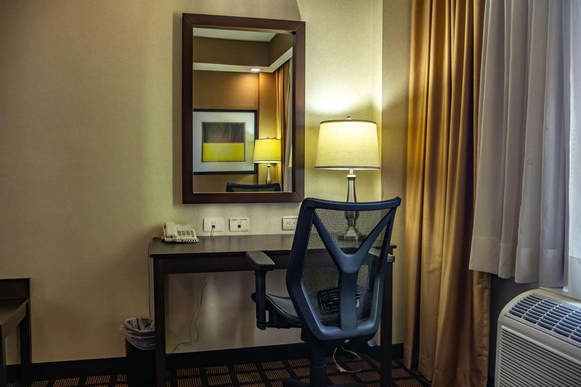 Best Western Premier Monterrey Aeropuerto Apodaca Zewnętrze zdjęcie A work desk in a hotel room
