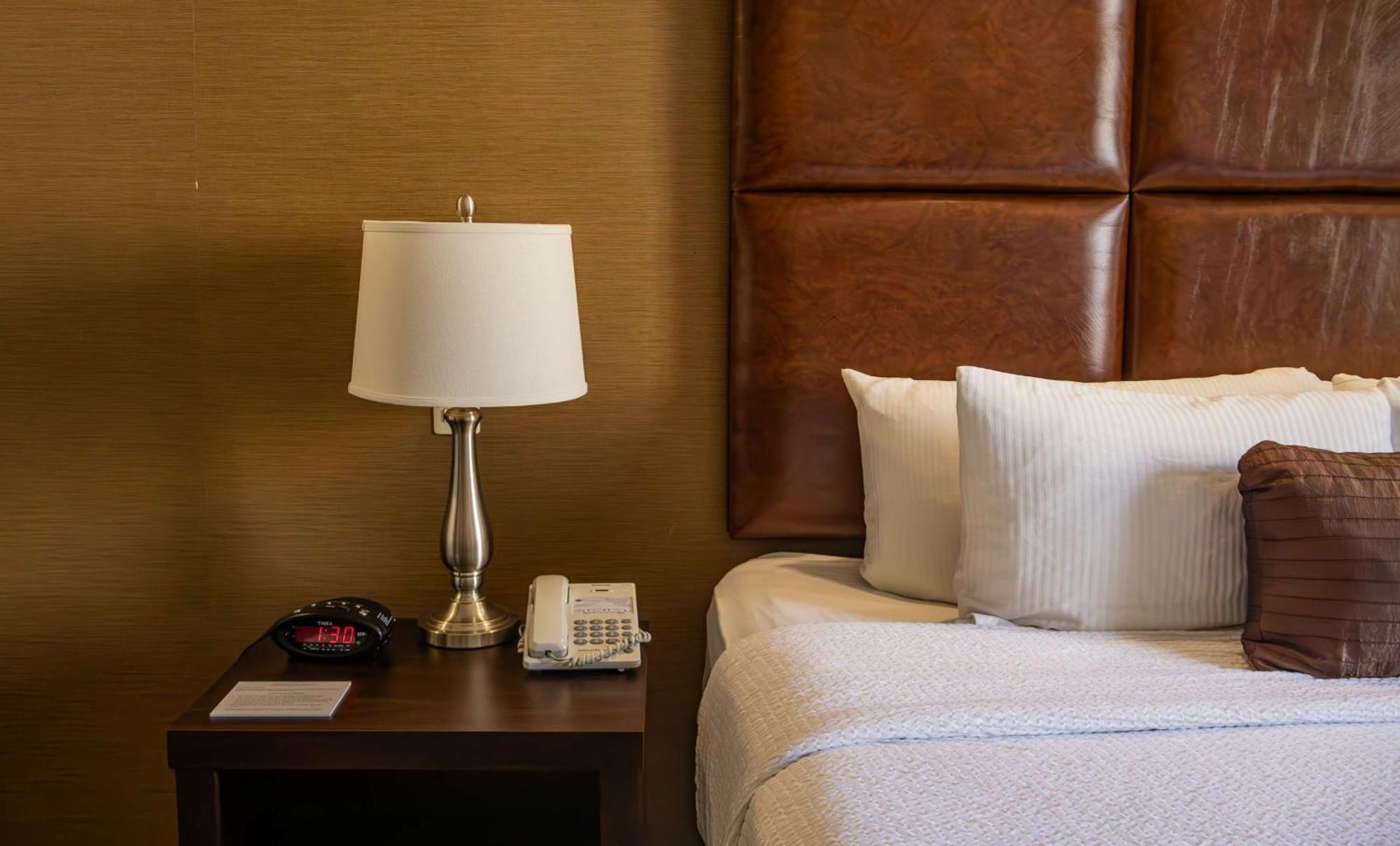 Best Western Premier Monterrey Aeropuerto Apodaca Zewnętrze zdjęcie A lamp on a nightstand