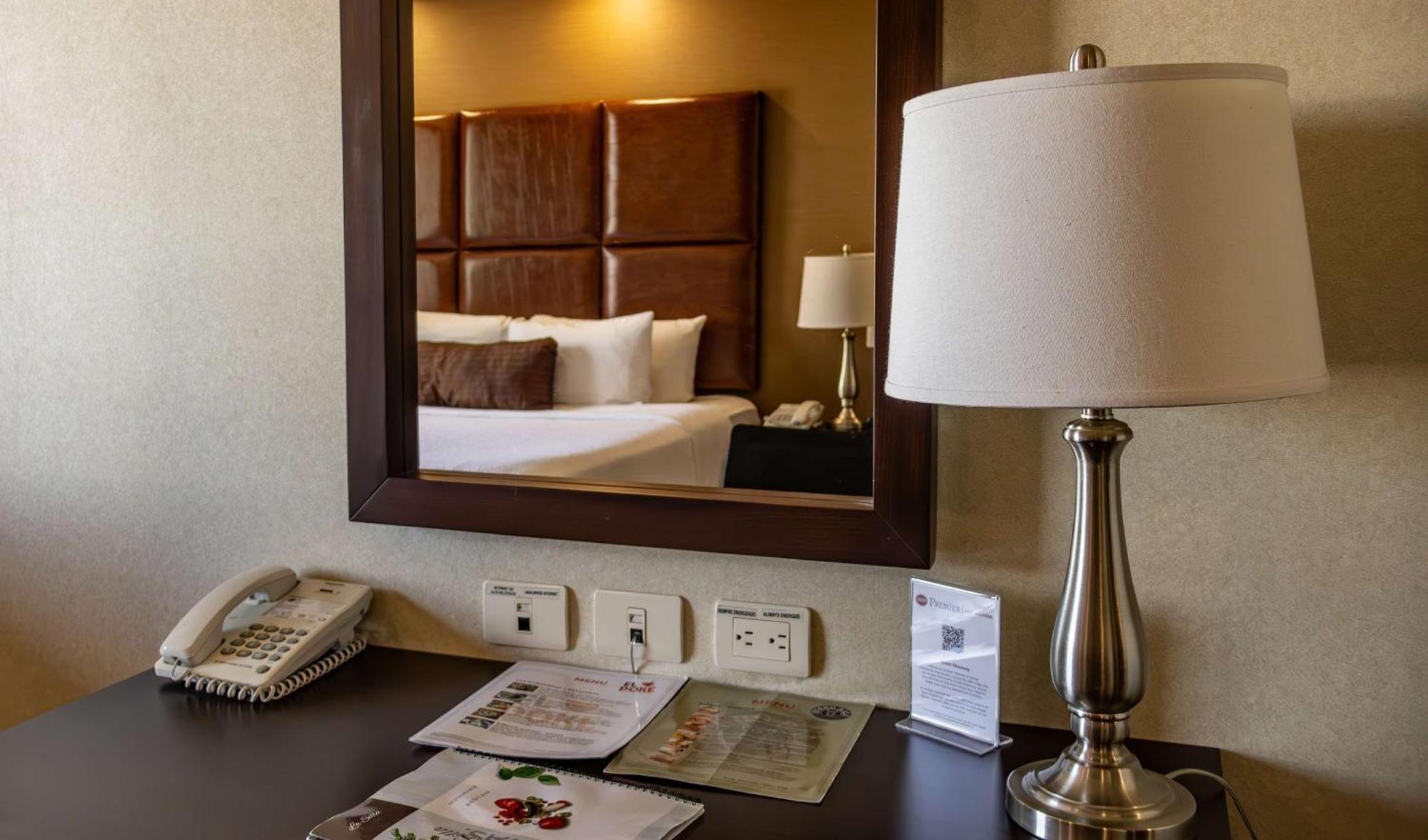 Best Western Premier Monterrey Aeropuerto Apodaca Zewnętrze zdjęcie A lamp on a bedside table