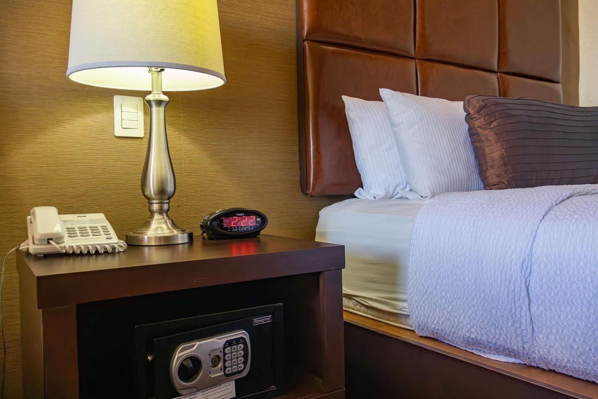 Best Western Premier Monterrey Aeropuerto Apodaca Zewnętrze zdjęcie A safe in a hotel room