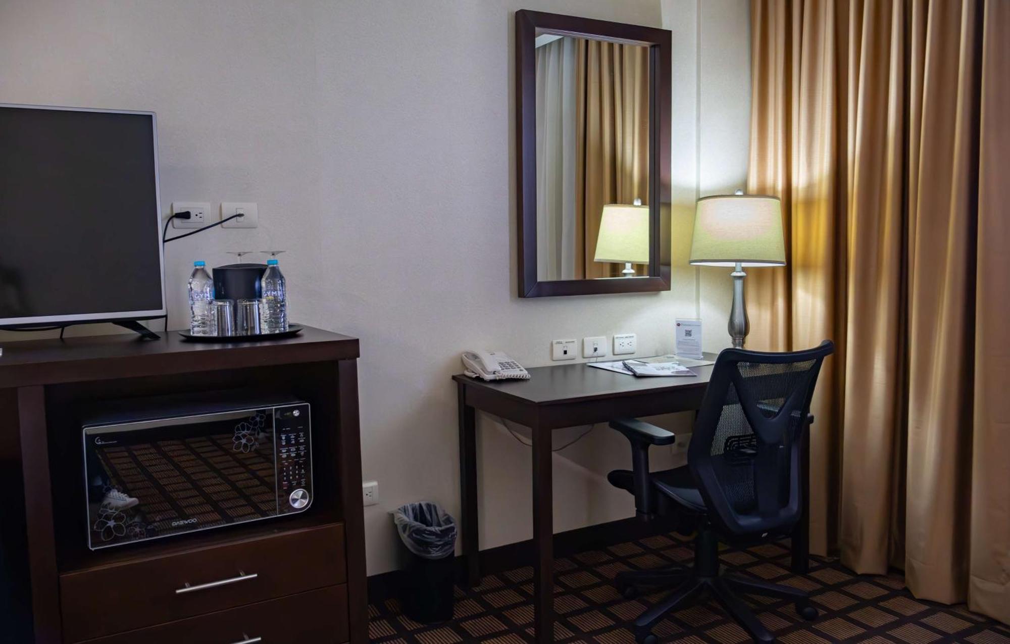 Best Western Premier Monterrey Aeropuerto Apodaca Zewnętrze zdjęcie A typical room at the hotel