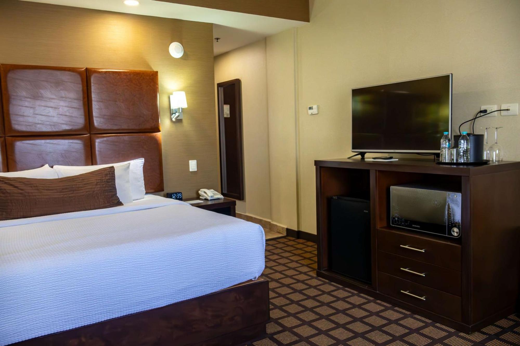Best Western Premier Monterrey Aeropuerto Apodaca Zewnętrze zdjęcie A room at the Hilton Garden Inn in San Francisco