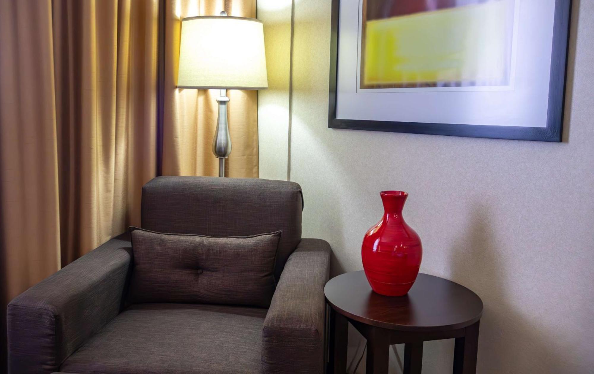 Best Western Premier Monterrey Aeropuerto Apodaca Zewnętrze zdjęcie A vase on a table