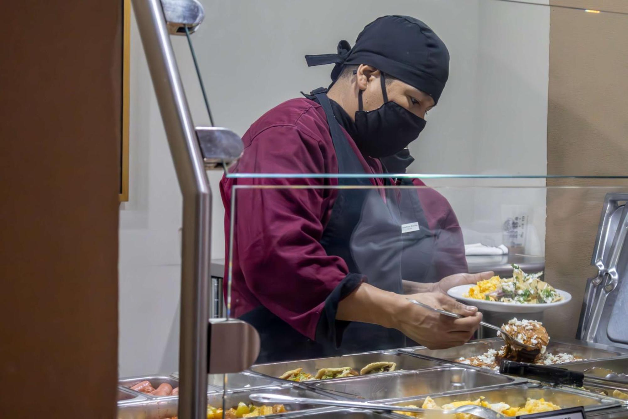 Best Western Premier Monterrey Aeropuerto Apodaca Zewnętrze zdjęcie A cook wearing a face mask at a hospital in New York City