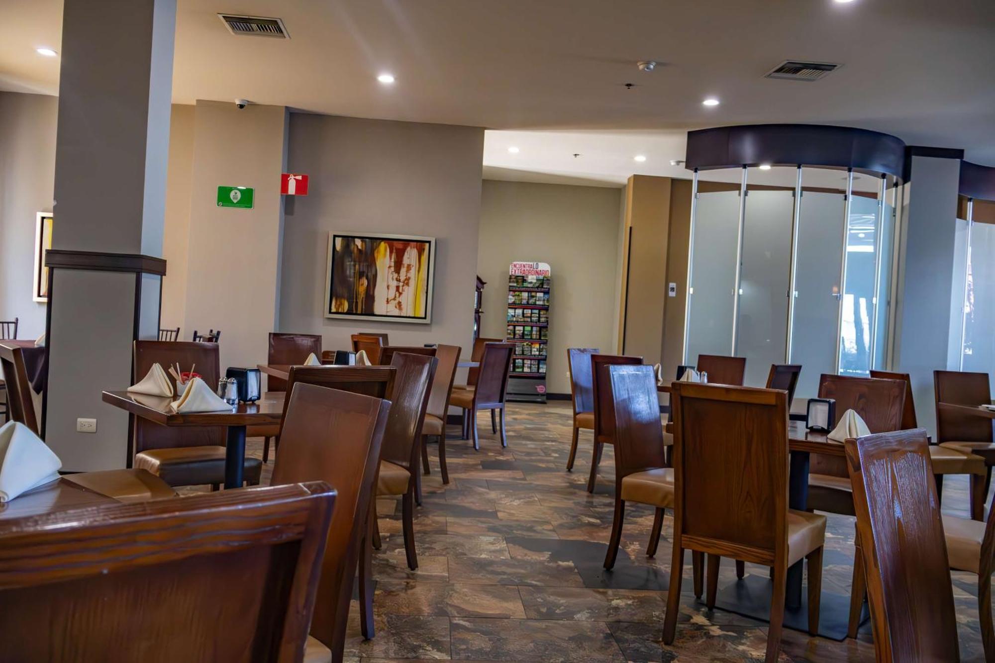 Best Western Premier Monterrey Aeropuerto Apodaca Zewnętrze zdjęcie The interior of the restaurant