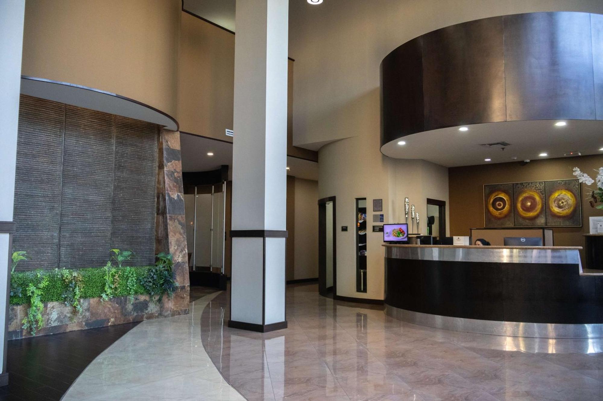 Best Western Premier Monterrey Aeropuerto Apodaca Zewnętrze zdjęcie Interior of the lobby