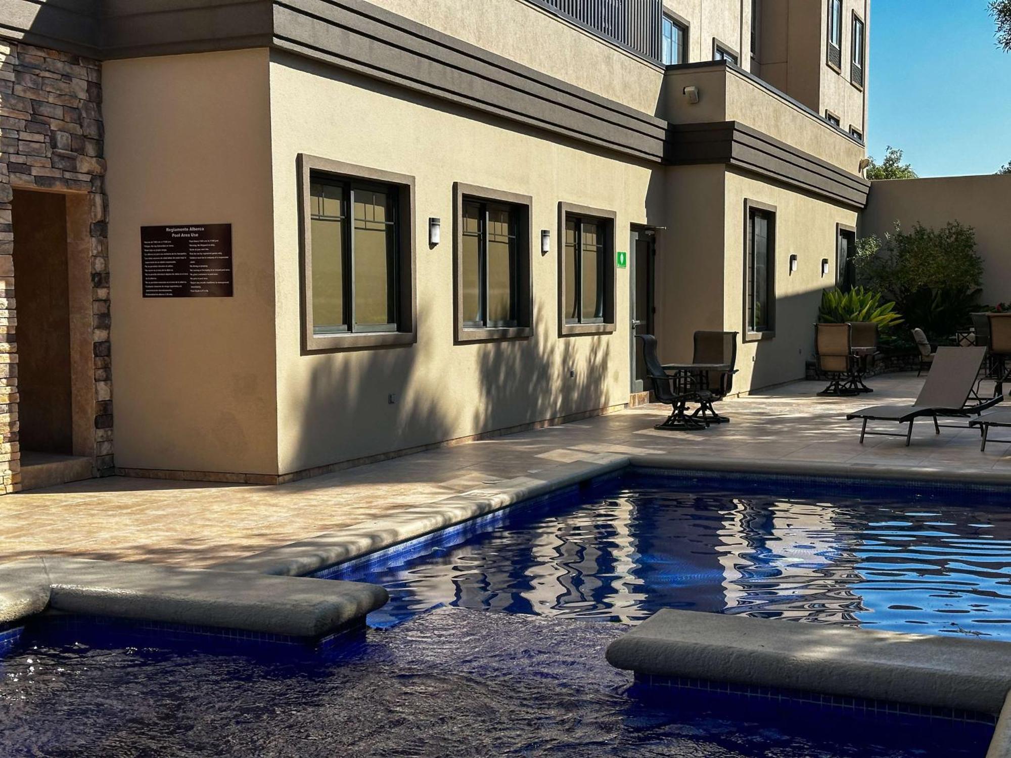 Best Western Premier Monterrey Aeropuerto Apodaca Zewnętrze zdjęcie The pool at the hotel