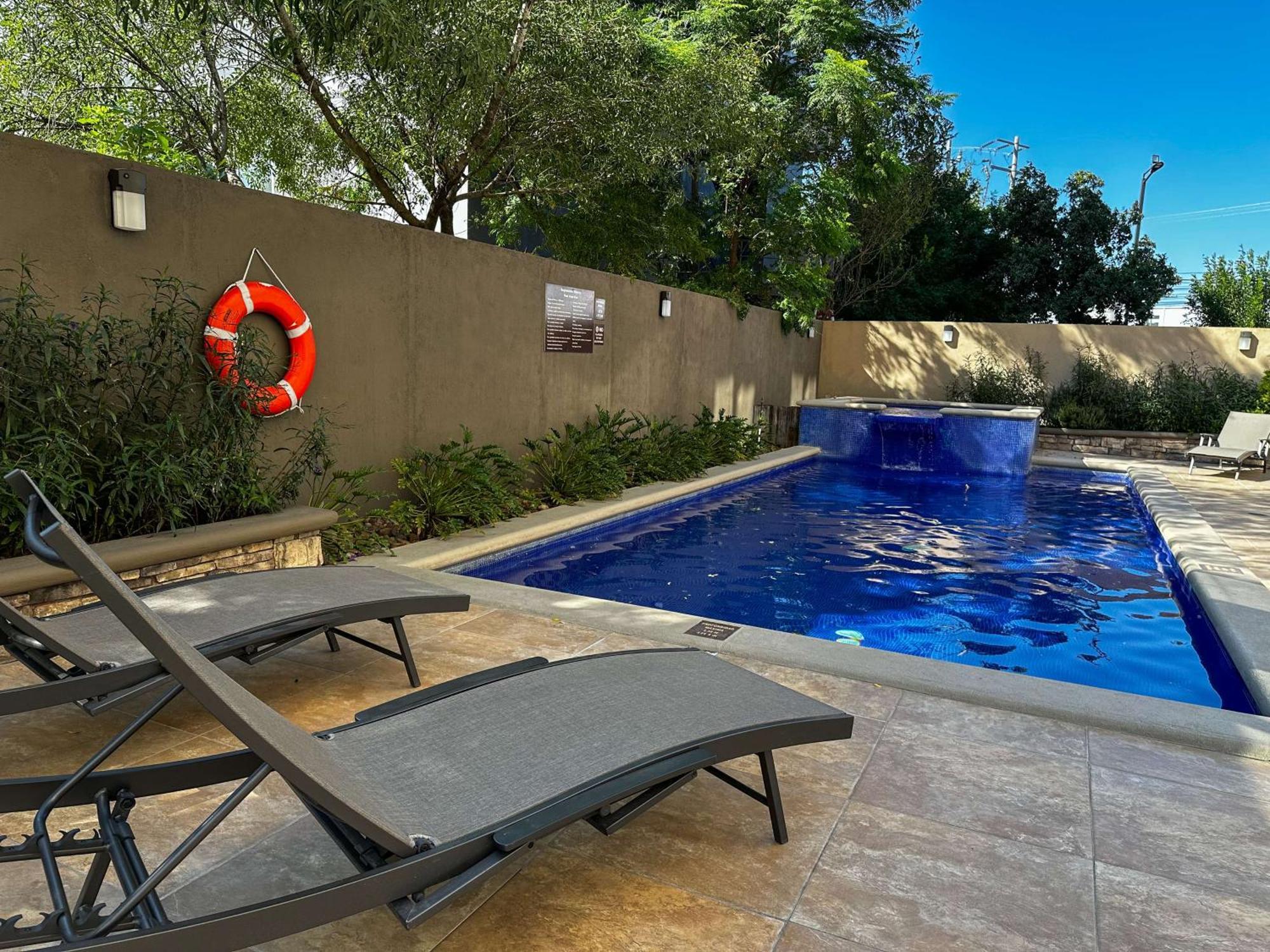 Best Western Premier Monterrey Aeropuerto Apodaca Zewnętrze zdjęcie Swimming pool at the hotel