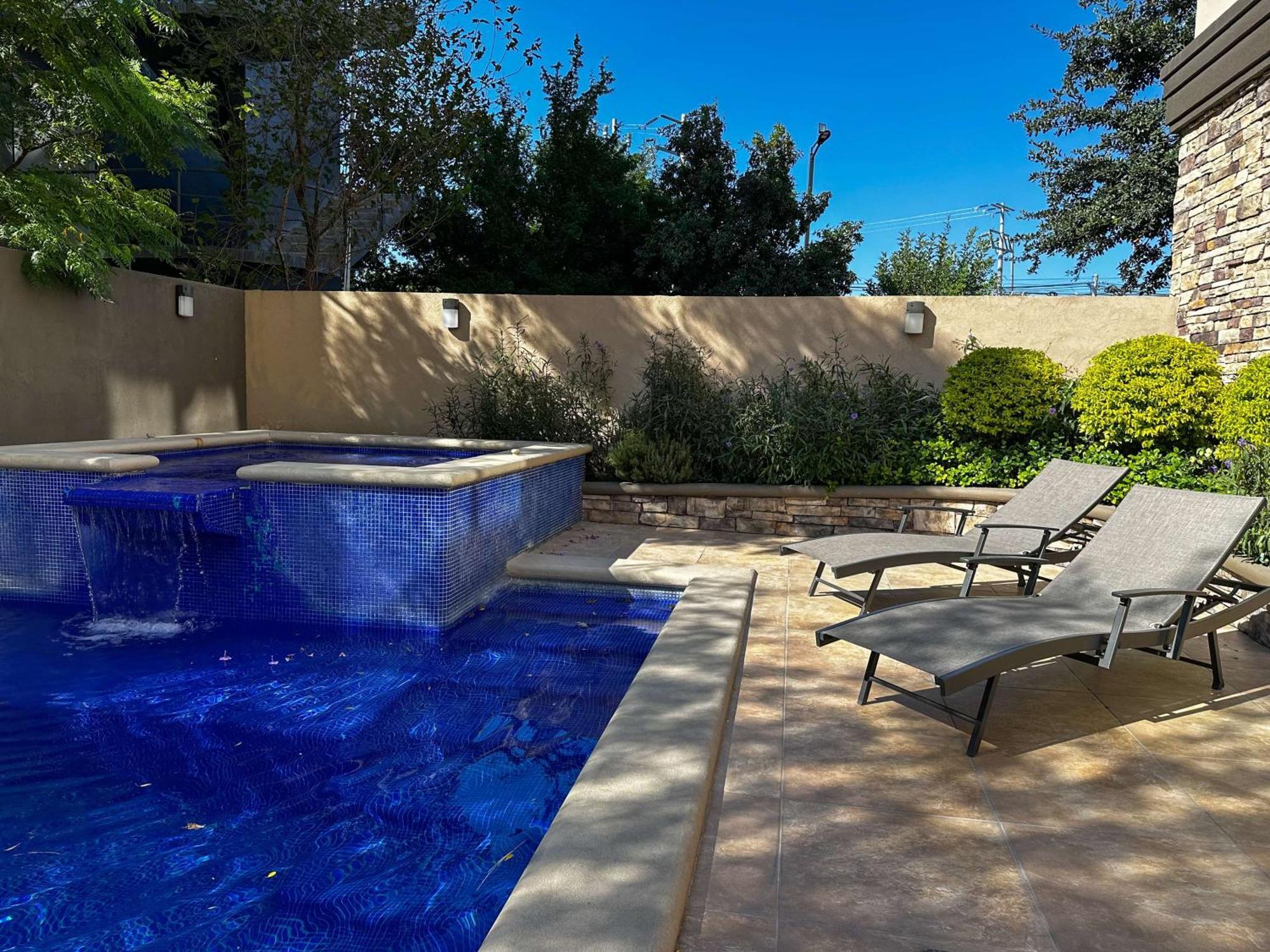 Best Western Premier Monterrey Aeropuerto Apodaca Zewnętrze zdjęcie A pool at the Four Seasons Hotel in Los Angeles