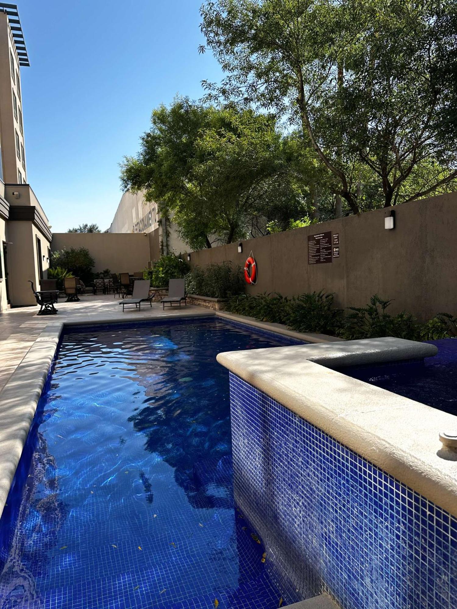 Best Western Premier Monterrey Aeropuerto Apodaca Zewnętrze zdjęcie Swimming pool at the hotel