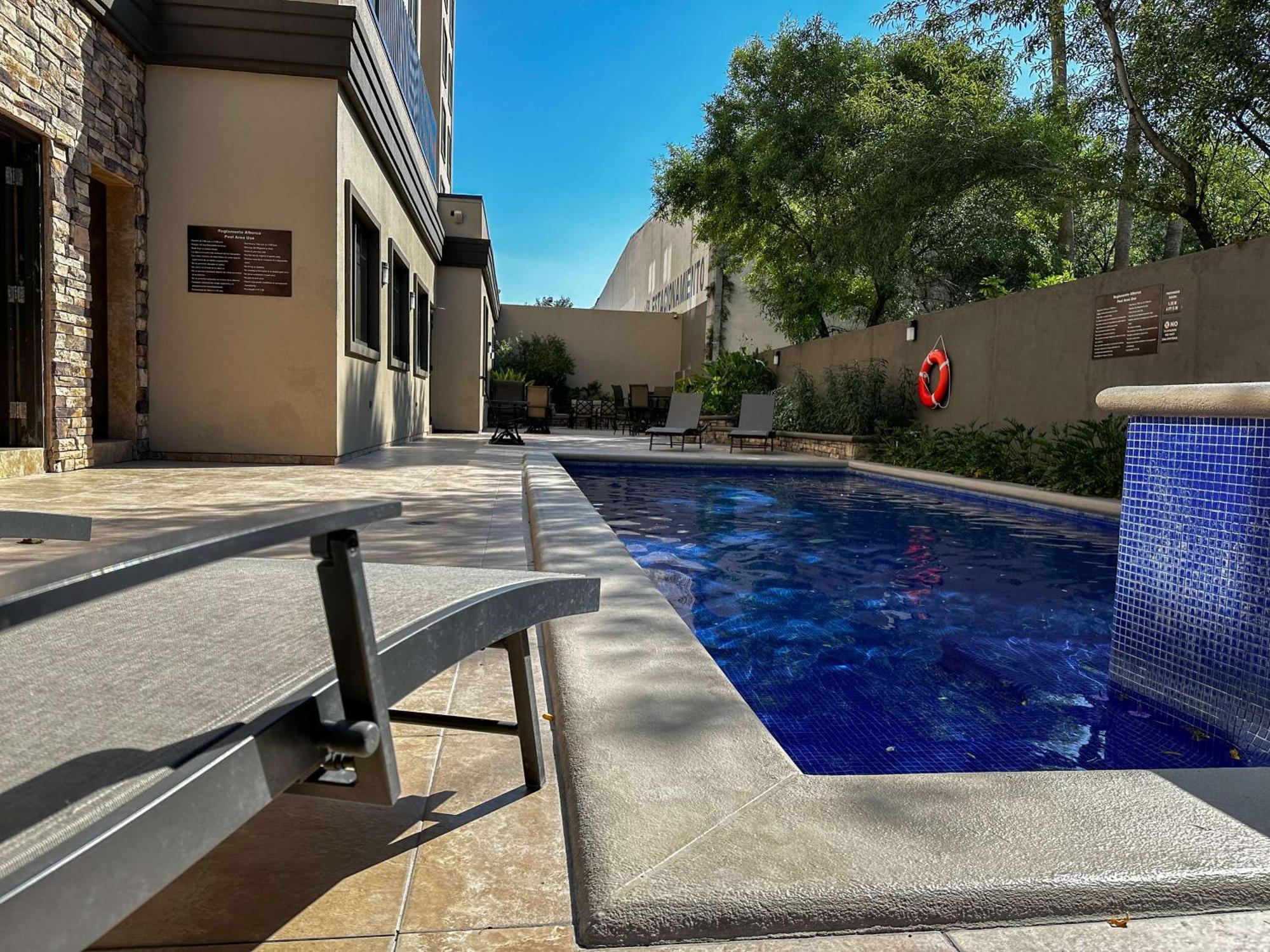 Best Western Premier Monterrey Aeropuerto Apodaca Zewnętrze zdjęcie Swimming pool at the hotel